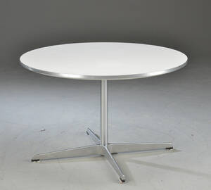 Arne Jacobsen. Cirkulært sofabord.  Denne vare er sat til omsalg under nyt varenummer 4288033