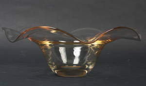 Frugtskål i tonet glas.