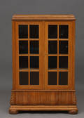 Egetræsvitrine 1900-tallet.