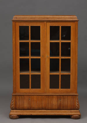 Egetræsvitrine 1900-tallet.