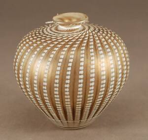 BERTIL VALLIEN KOSTA BODA, VAS MED IRISERANDE YTA OCH DEKORSLINGOR, MÄRKT ARTIST COLLECTION 48437, HÖ 14 CM