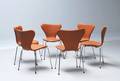Arne Jacobsen 1902 - 1971. Sæt på seks 7er stole, model 3107, nybetrukket med cognacfarvet læder 6