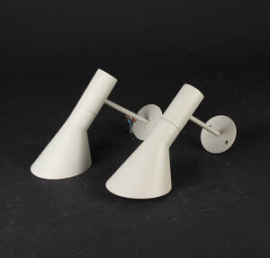 Arne Jacobsen. Par væglamper, model AJ-væg 2