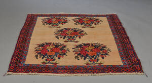 Semiantik tæppe dekoreret med blomster,  Persien ca 1950.  147 x 120 cm