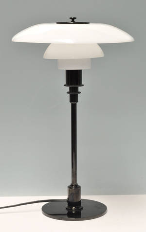 Poul Henningsen 1894-1967. PH 32 bordlampe, sortforkromet