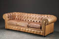 Tre-pers. sofa betrukket med læder, Chesterfield stil
