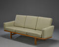 Hans J. Wegner. Tre-pers. sofa, eg, model GE-2363