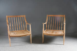 Ett par moderna fåtöljer i teak 2