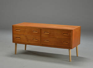 Hundevad, kommode af teaktræ 