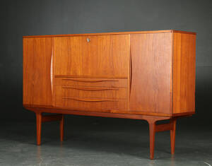 Skænk af teak, 1950erne, dansk møbelproducent