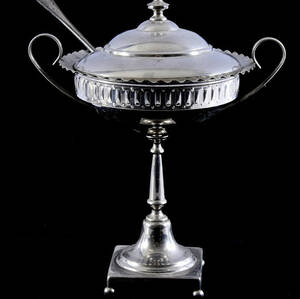 SOCKERSKÅL PÅ FOT, vitmetall, 1900-tal.