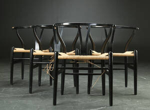 Hans J. Wegner. Sæt på fire Y-stole, sortlakerede, model CH-24 4