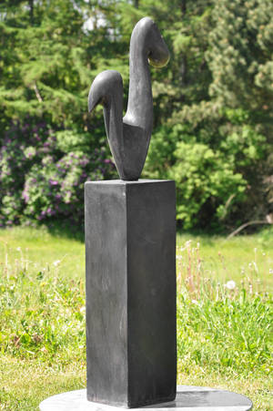 Abstrakt figur af sort marmor