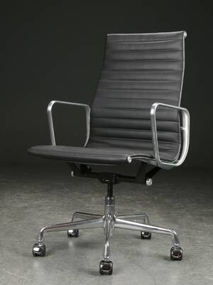Charles Eames. Kontorstol fra serien Aluminium Group Konference, sort læder  Denne vare er sat til omsalg under nyt varenummer 5018672