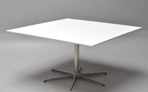 Arne Jacobsen. Kvadratisk spisebord