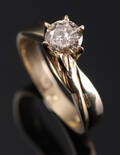 Diamantring i 14 kt guld prydet med en brillant på ca. 0.75 ct. 