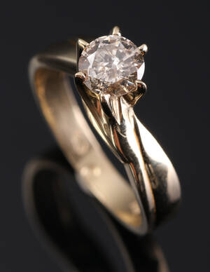 Diamantring i 14 kt guld prydet med en brillant på ca. 0.75 ct. 