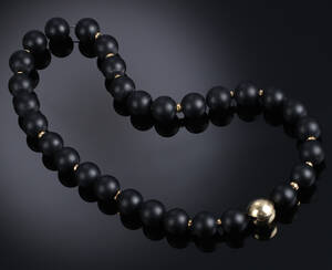 Ole Lynggaard. Kuglelås af guld og hvidguld, 14 kt., samt kæde af sort onyx. 2