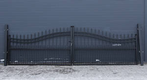 Port med to låger. B. 520 cm.