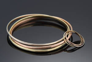Armring og ring af tre-farvet 14 kt. guld. 2