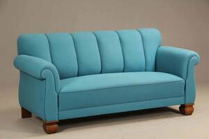 Dansk møbelproducent. Overpolstret tre-pers. sofa Denne vare er sat til omsalg under nyt varenummer 4688136