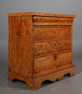 Empirekommode i flammet birk. Sidst 1800-tallet.