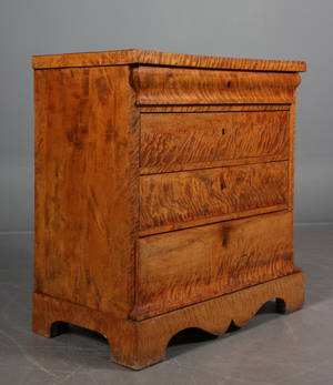 Empirekommode i flammet birk. Sidst 1800-tallet.