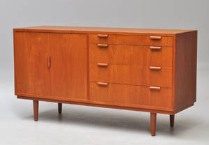 Dansk møbelproducent. Lav skænk i teak.