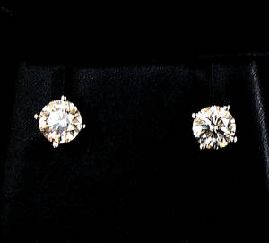 Örhängen, ett par, 14K vittguld, diamanter, ca 1,1ct.