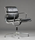 Charles Eames. Softpad armstol, model EA 217