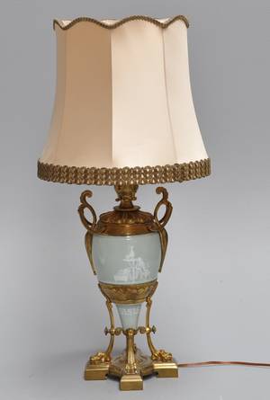 Bordlampe udført i messing og porcelæn