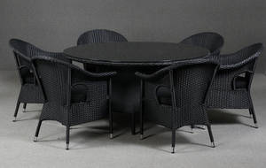 Havemøbler. Rundt havebord samt seks armstole, sort polyrattan 7