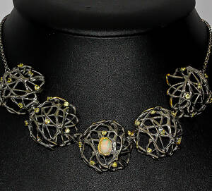 Unika. Håndlavet Opal halskæde m peridot, guldbelagt rhod. sterling sølv.