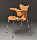 Arne Jacobsen. Armstol, model 3208, Liljen i vegetal læder.