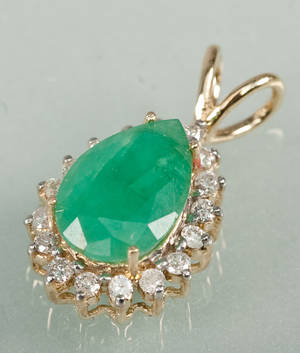 Smaragd- og brillantvedhæng af 9 kt. guld