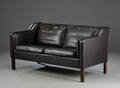 To-pers sofa betrukket med mørkebrunt læder Denne vare er sat til omsalg under nyt varenummer 4843754