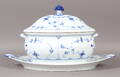 Royal Copenhagen, musselmalet. Terrin med underfad nr. 215. 1. sort.