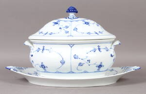 Royal Copenhagen, musselmalet. Terrin med underfad nr. 215. 1. sort.