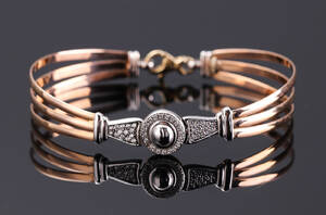 Armbånd af 14 guld med cubic zirkoner.