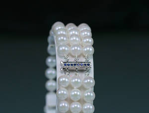 Akoya-Perlenarmband mit saphirbesetztem Verschluss in Weißgold