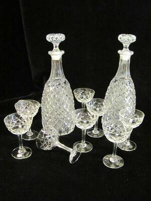 2 TUNGA KARAFFER, 9 LIKÖRGLAS EKENÄS H 10 