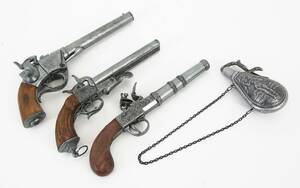Pistolreplikor 3st samt kruthorn, 1900-talets andra hälft