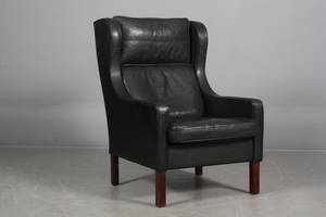 Stouby. Øreklapstol med sort læder.
