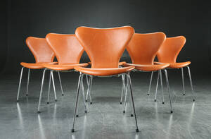 Arne Jacobsen. Seks syverstole model 3107, cognacfarvet læder 6