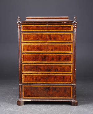 Chiffoniere, ådremalet træ.