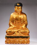 Siddende Buddha af forgyldt og udskåret træ, på rødmalet base