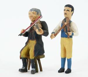 Träskurna figurer 2st