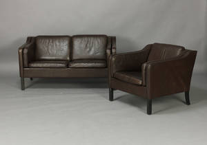 Dansk møbelproducent. To-pers. sofa samt lænestol 2