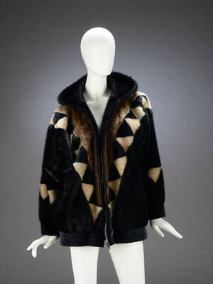 Sælskindsjakke med hætte Denne vare er sat til omsalg under nyt varenummer 4478568