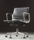 Charles Eames. Kontorstol fra serien Aluminium Group Konference, sort læder
